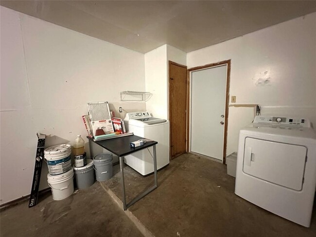Building Photo - 2402 Parker Cir