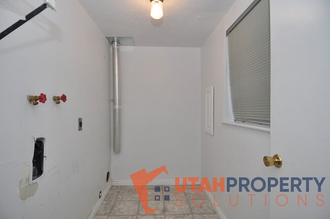 Building Photo - 687 E Countryside Ct