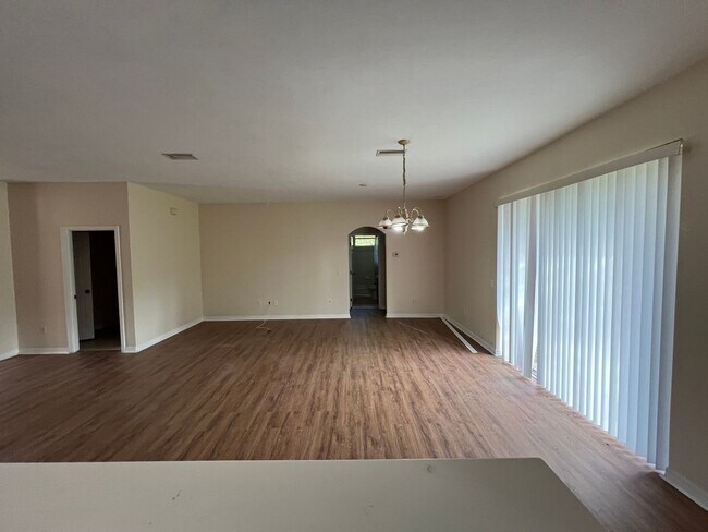 Building Photo - Available 9/15/26 -- $1,650 ** 3 Bed / 2 Bath * Single Family Home