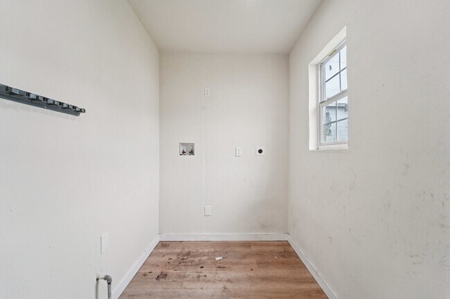 Building Photo - 5224 Bernardo De Galvez Ave
