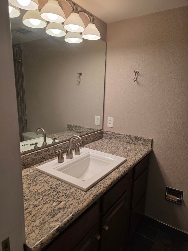 Building Photo - Remodeled 1 BDR in Capital Hill.  Location...