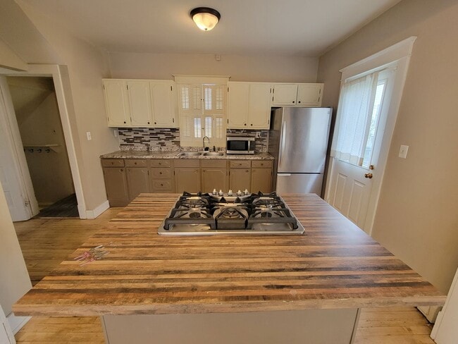 Building Photo - AVAILABLE JUNE - Charming 3 Bed, 1 Bath Home in East hillside!