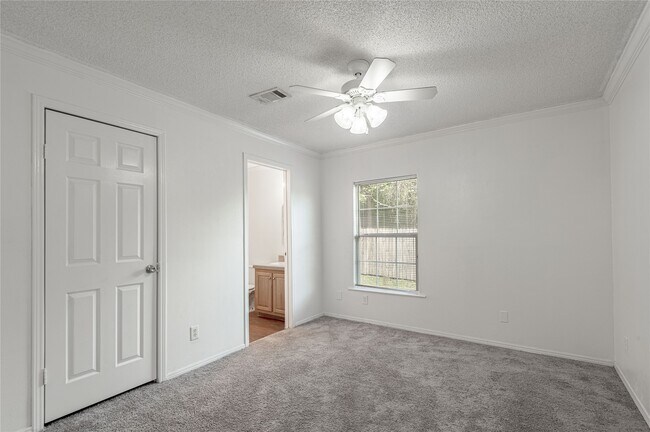 Building Photo - 144 Varsity Dr