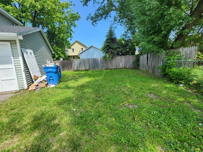 Building Photo - Two Bedroom Single Family Home!