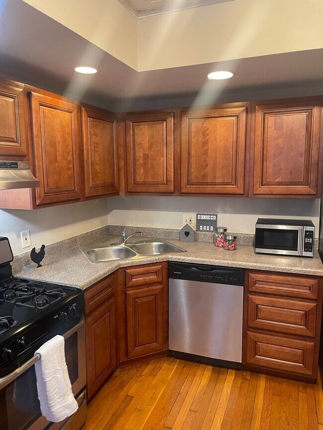 Building Photo - Renovated huge 2br/1ba in Shaw neighborhood,