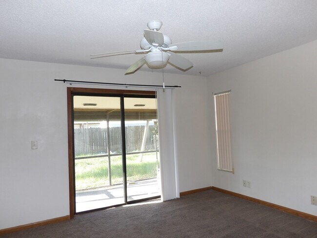 Building Photo - Hummingbird 132-D