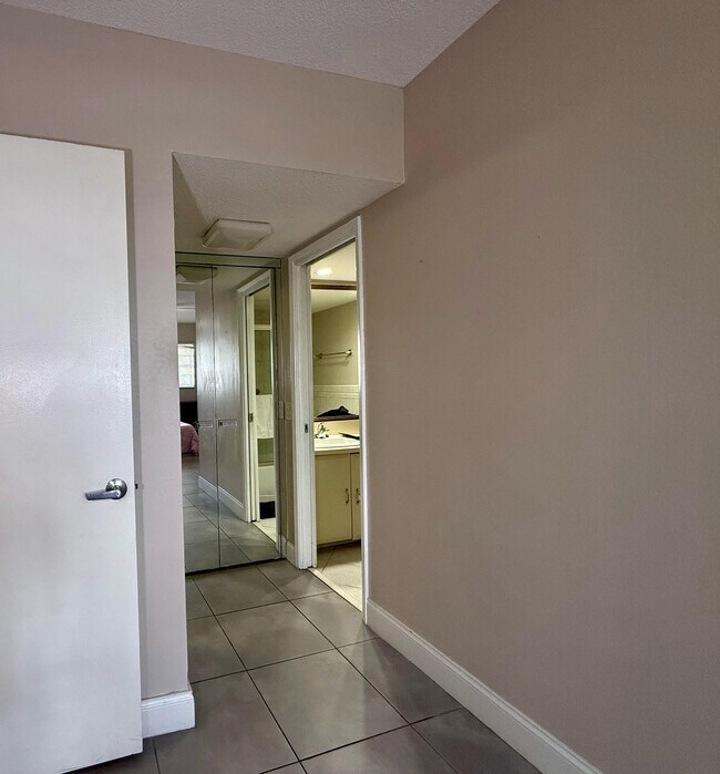 Building Photo - 3100 N Palm Aire Dr