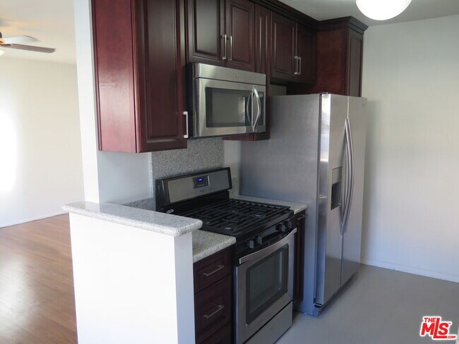 Building Photo - 833 N Kingsley Dr