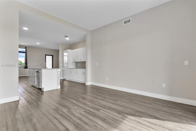 Building Photo - 444 E 16th St