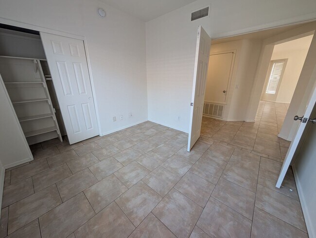 Building Photo - 3 Bedroom 2 Bathroom in Executive Palms Su...