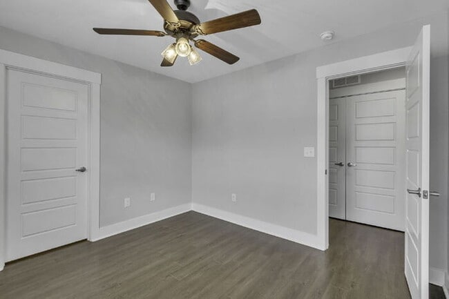 Building Photo - Charming 3-Bed, 2.5-Bath Townhouse Gem in ...