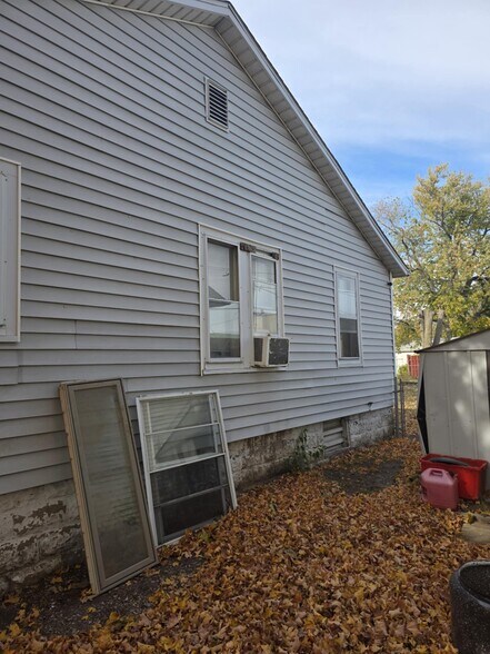 Building Photo - 1180 E Mueller Ave