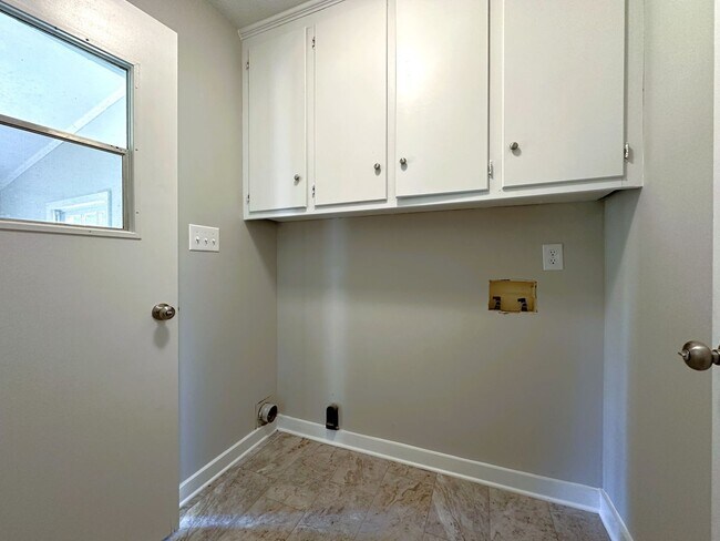 Building Photo - Pre-Leasing for August!