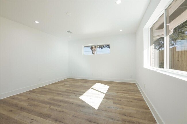 Building Photo - 10819 Oasis Dr