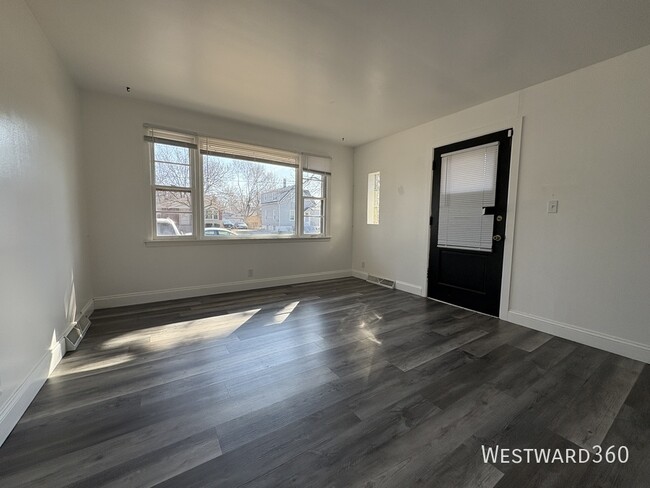 Building Photo - Spacious 2 Bed Townhome in South Burbs Chi...