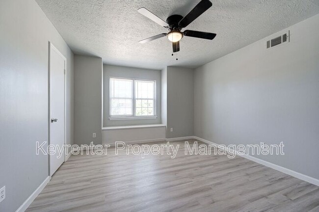 Building Photo - 1309 Crown Point Ave