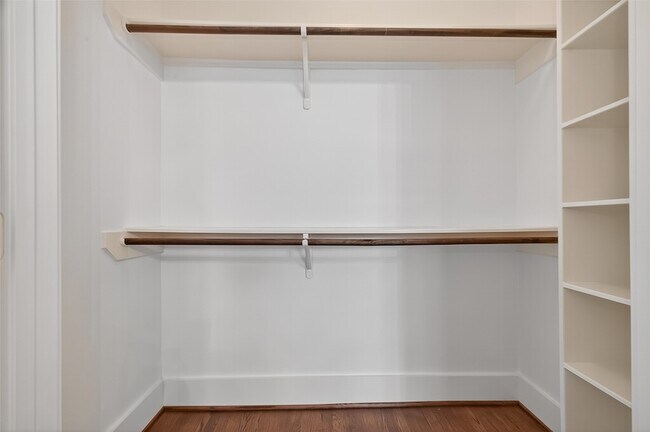 Building Photo - 1042 W 25th St