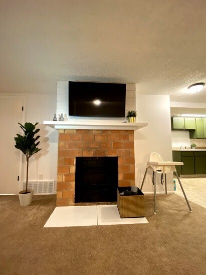 Building Photo - 6032 Lakeside Dr