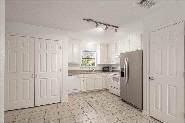 Building Photo - 2118 Avenue M