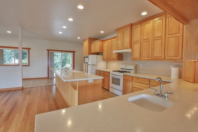 Building Photo - Country Home on Acreage and Pet Friendly!