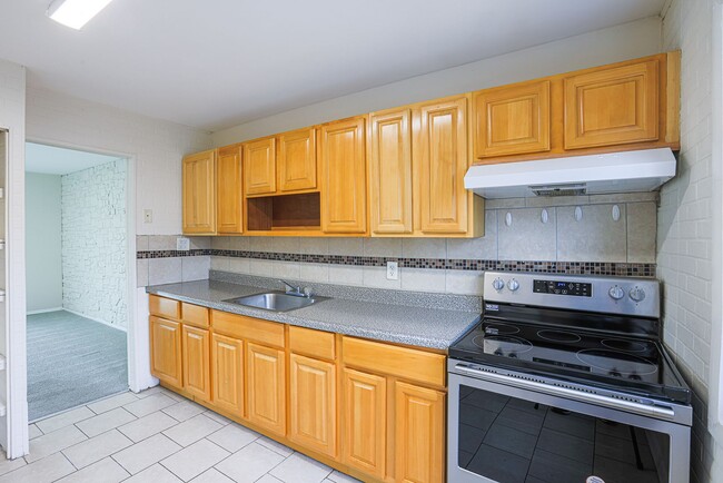 Building Photo - Spacious 3bdrm 1bath Home in Quiet Community