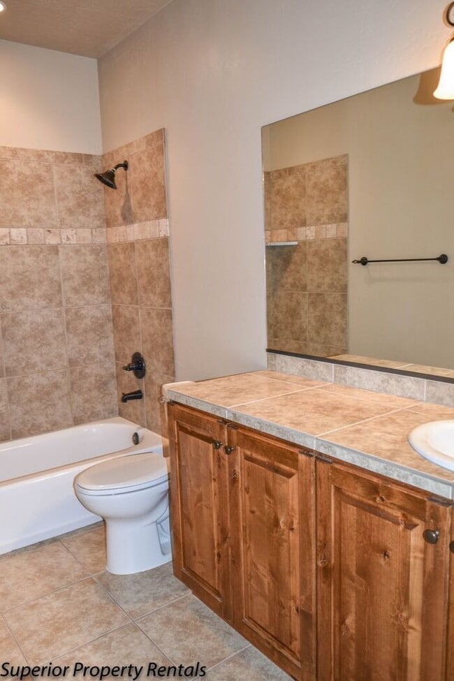 Building Photo - 4 bed, 2.5 bath duple unit w/2 car garage