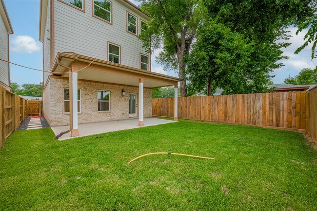 Building Photo - 2206 Hoskins Dr