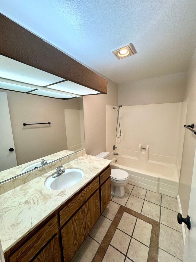 Building Photo - Charming 2 Bed/2 Bath Upstairs Condo in Qu...