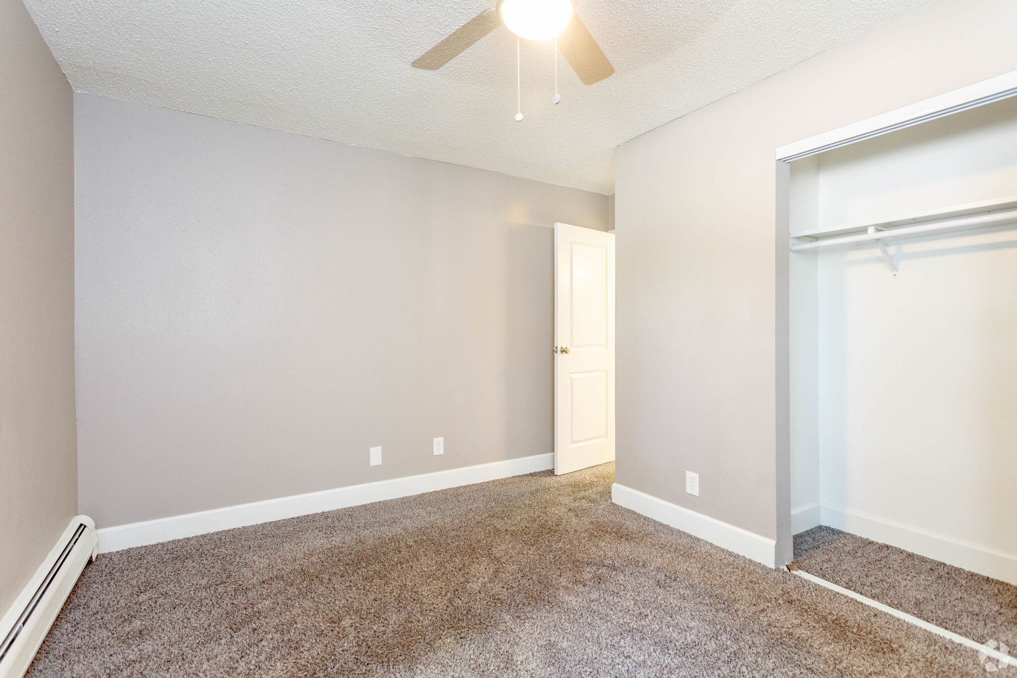 1BD, 1BA - 715 SF - Lakeview Heights