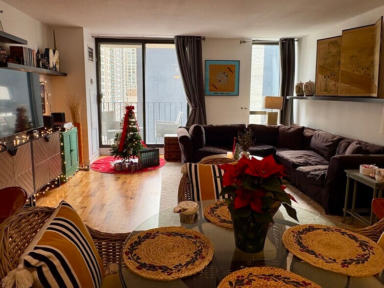 Building Photo - 70 W Huron St