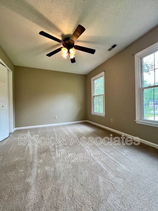 Building Photo - 1613 Round Hill Cir