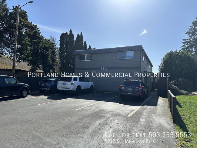 Primary Photo - Recently Updated 2-Bd Milwaukie 4-Plex. Ne...