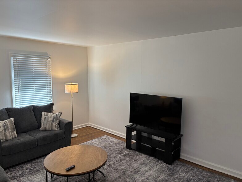 Building Photo - 902 S 36th St