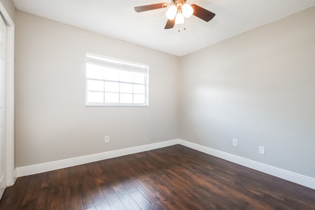 Building Photo - 1025 Ireland Dr