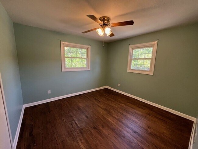 Building Photo - Perfect "Work from Home" Location!