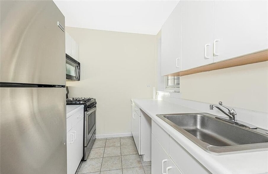 Building Photo - 2102 Holland Ave