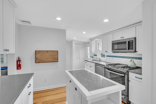 Building Photo - 629 Redmond Ave