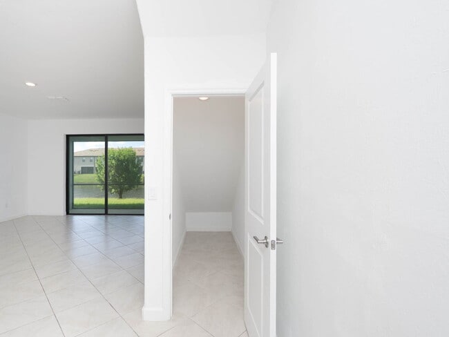 Building Photo - Newer-construction townhome in the highly desirable Lorraine Lakes