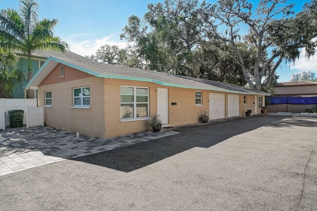 Building Photo - 628-628 S Osprey Ave