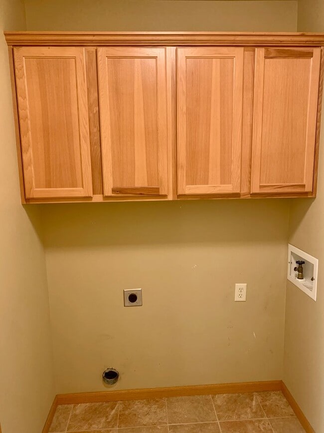 Building Photo - 2 Bedroom 1.5 Bathroom located in the Heights!