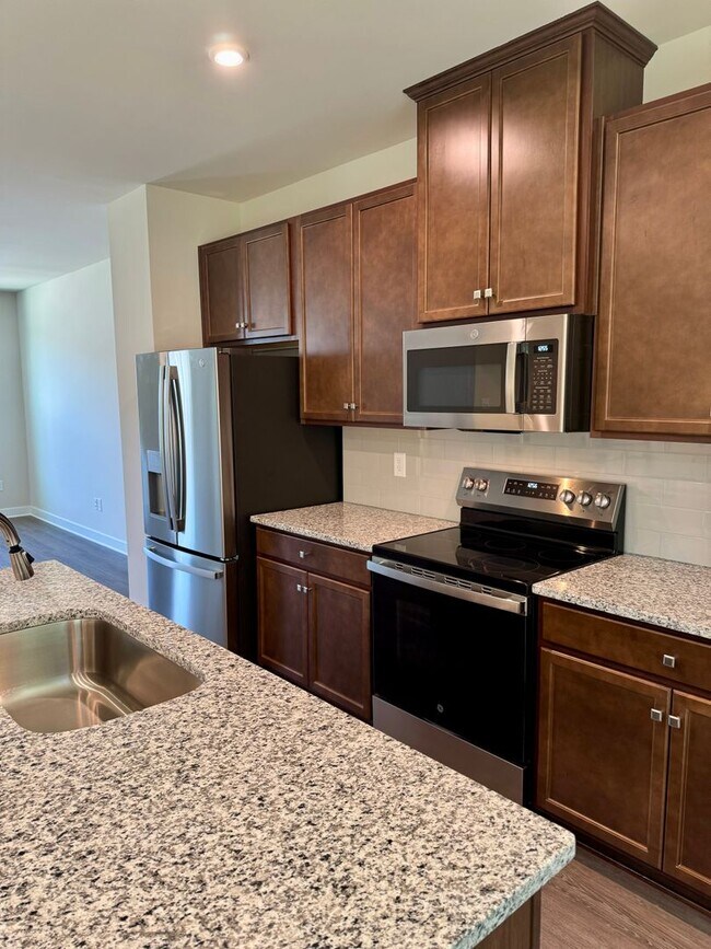 Building Photo - 3 Bedroom Townhouse w/garage located in Po...
