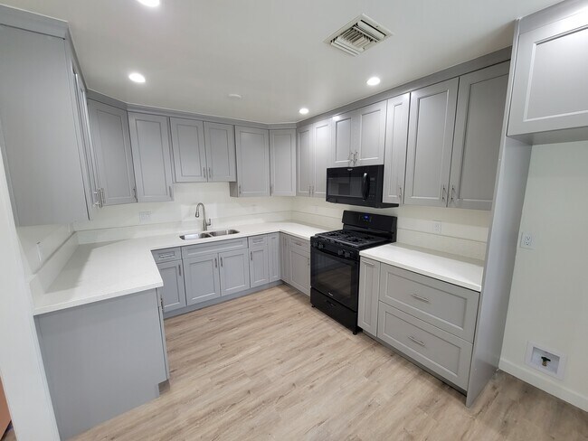 Kitchen - 3052 Honolulu Ave