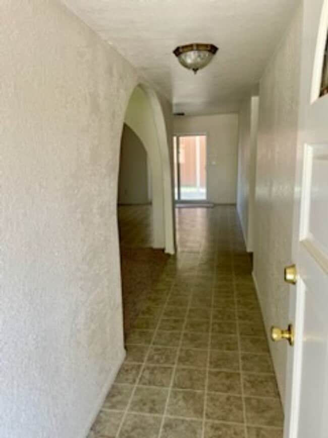 Building Photo - 3 Bedroom, 2 Bath Remodeled House in Hemet...