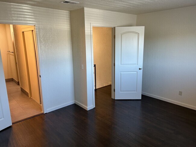 Building Photo - Spacious Townhome in Desirable Fairfield Area