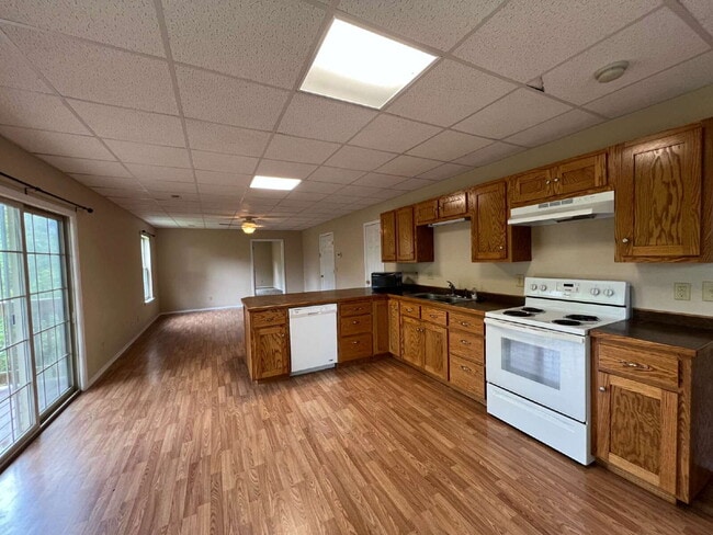 Building Photo - Spacious 5 Bedroom with 2nd Kitchen