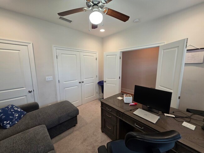 Building Photo - 2521 Lantana Ln