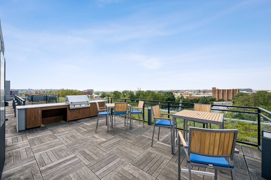 Building Photo - 900 11th St SE