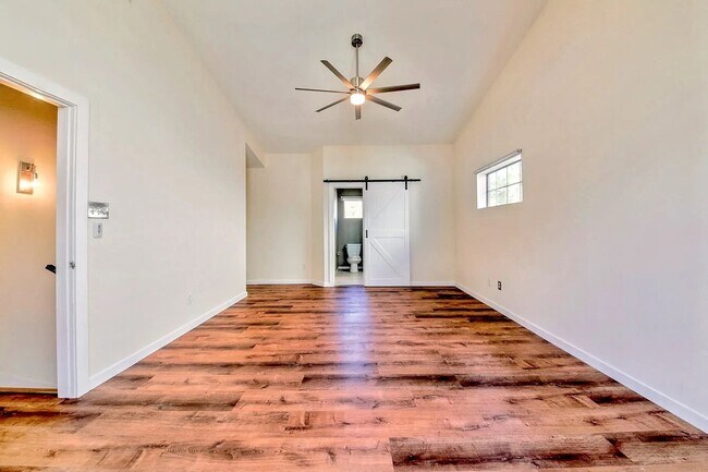 Building Photo - Stylish Two Story Townhome in the Cedars District of Dallas