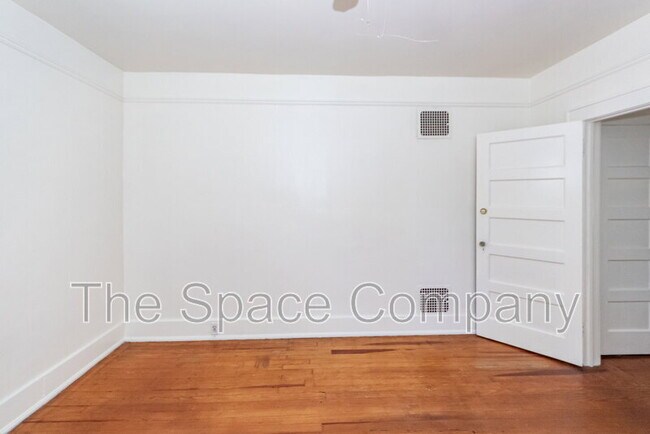 Building Photo - 25 8th Ave