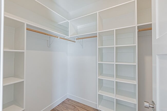 Building Photo - AVAILABLE TODAY - 3 Bed 2.5 Bath Townhome ...
